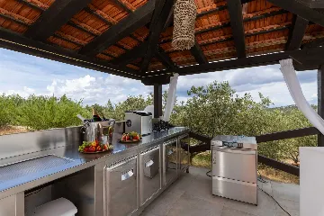 Holiday House in Gdinj for Up to 7 Guests