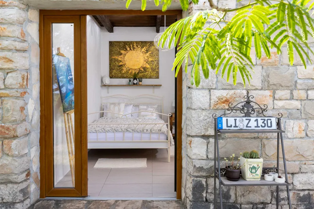 Holiday House in Gdinj for Up to 7 Guests