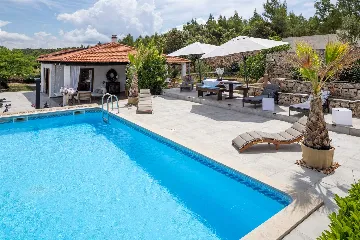 Holiday House in Gdinj for Up to 7 Guests