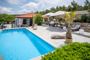 Holiday House in Gdinj for Up to 7 Guests