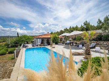 Holiday House in Gdinj for Up to 7 Guests