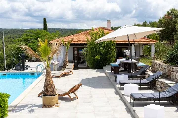 Holiday House in Gdinj for Up to 7 Guests