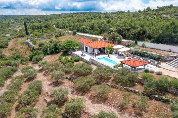 Holiday House in Gdinj for Up to 7 Guests