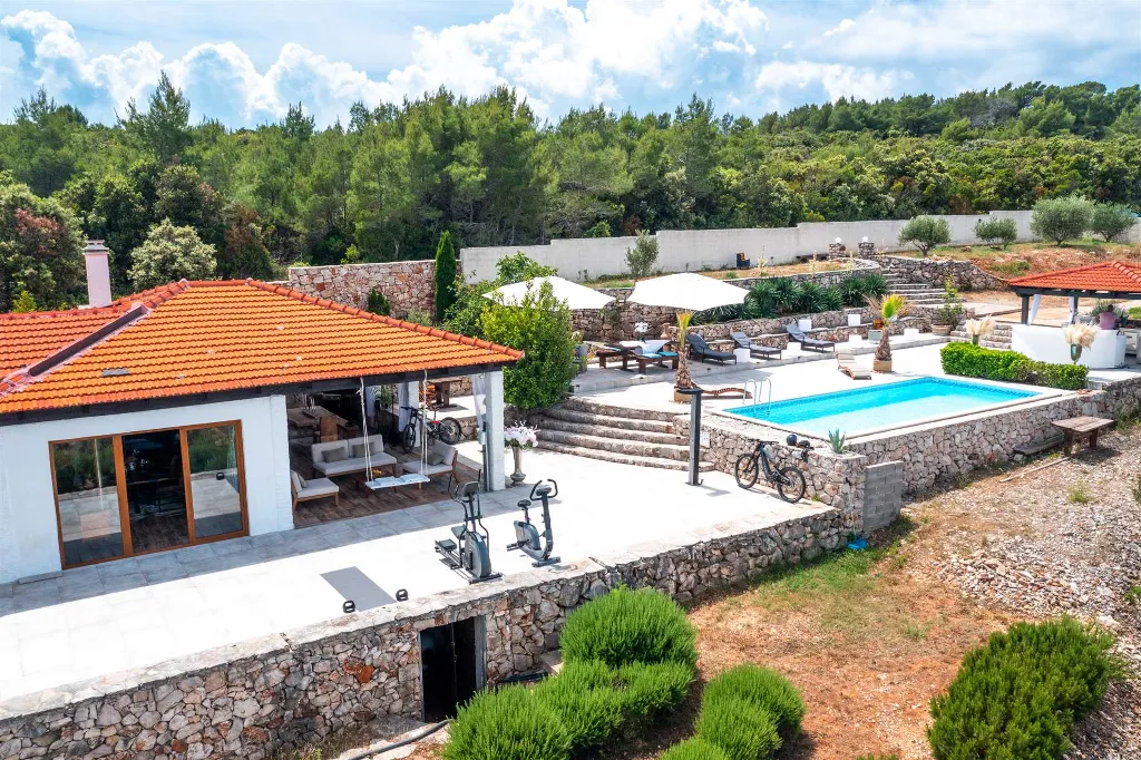 Holiday House in Gdinj for Up to 7 Guests