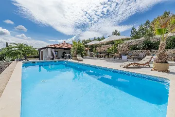 Holiday House in Gdinj for Up to 7 Guests