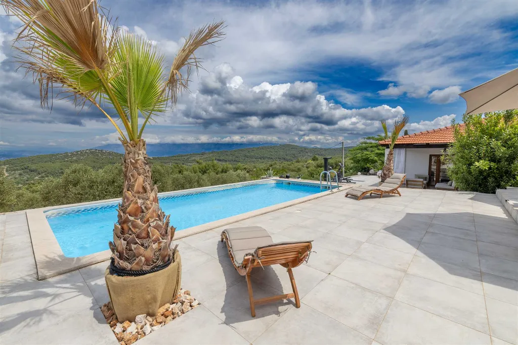 Holiday House in Gdinj for Up to 7 Guests
