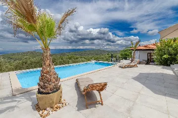 Holiday House in Gdinj for Up to 7 Guests