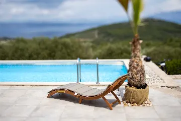 Holiday House in Gdinj for Up to 7 Guests