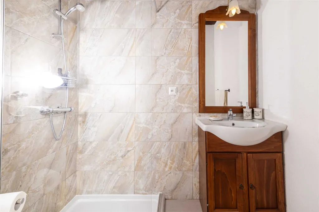 Holiday House in Gdinj for Up to 7 Guests