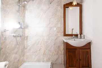 Holiday House in Gdinj for Up to 7 Guests