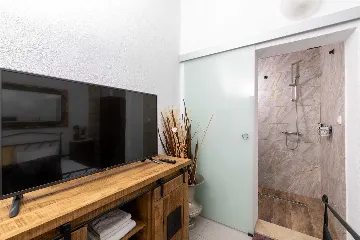 Holiday House in Gdinj for Up to 7 Guests