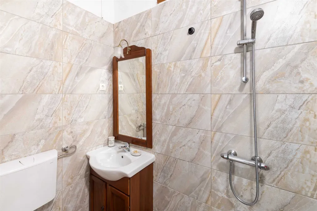 Holiday House in Gdinj for Up to 7 Guests