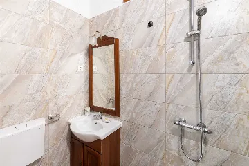 Holiday House in Gdinj for Up to 7 Guests