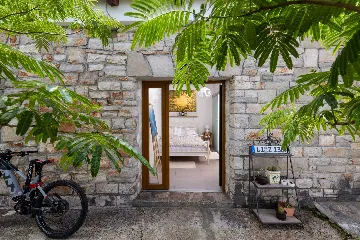 Holiday House in Gdinj for Up to 7 Guests