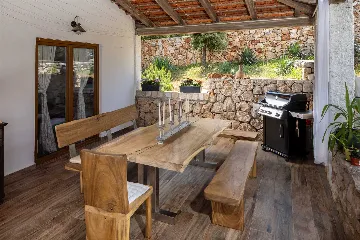 Holiday House in Gdinj for Up to 7 Guests