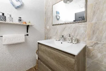 Holiday House in Gdinj for Up to 7 Guests