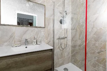 Holiday House in Gdinj for Up to 7 Guests