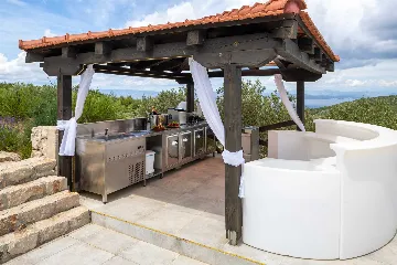 Holiday House in Gdinj for Up to 7 Guests