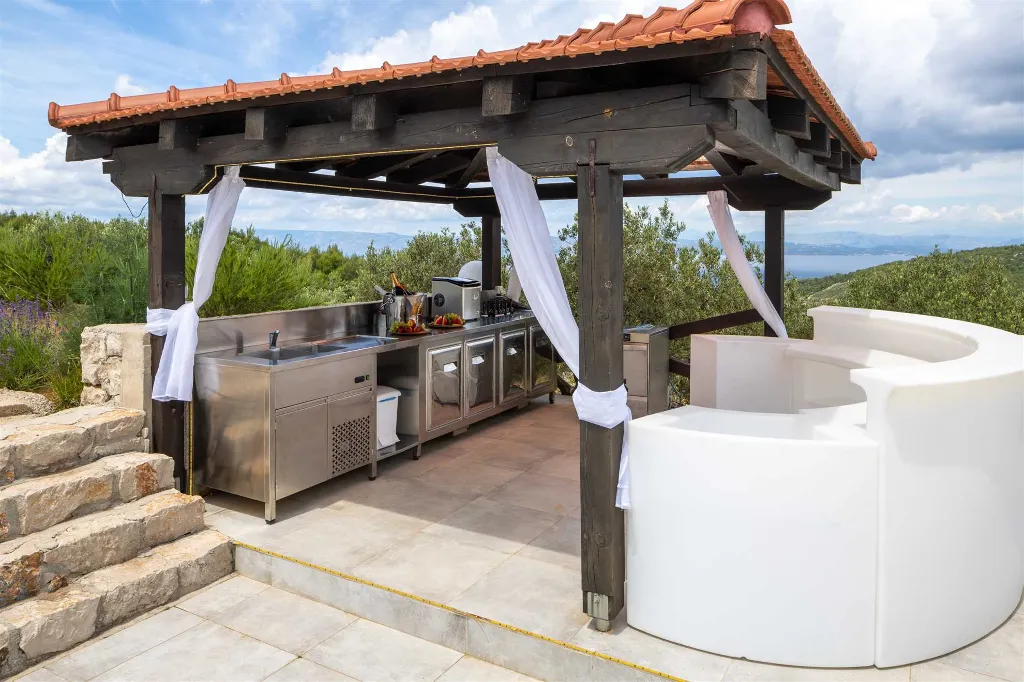 Holiday House in Gdinj for Up to 7 Guests