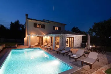 Villa in Rojnići with Private Pool for 10 Guests