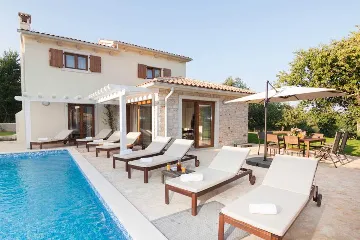 Villa in Rojnići with Private Pool for 10 Guests