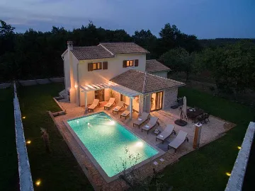 Villa in Rojnići with Private Pool for 10 Guests