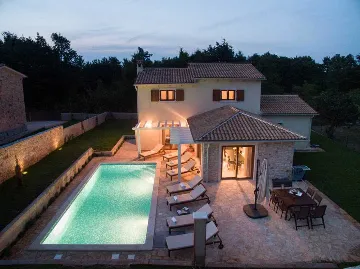 Villa in Rojnići with Private Pool for 10 Guests