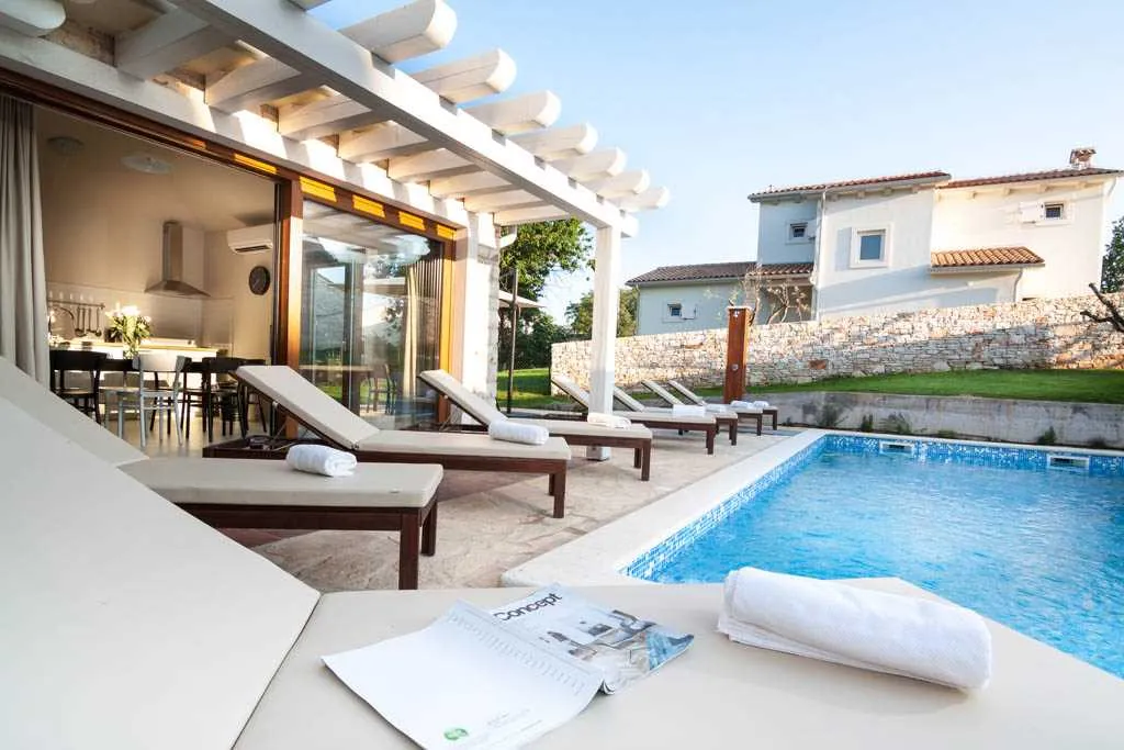 Villa in Rojnići with Private Pool for 10 Guests