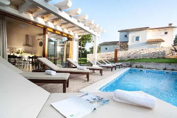 Villa in Rojnići with Private Pool for 10 Guests