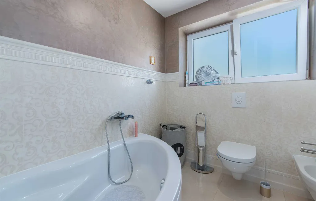 6-Bedroom Villa with Private Pool in Pula
