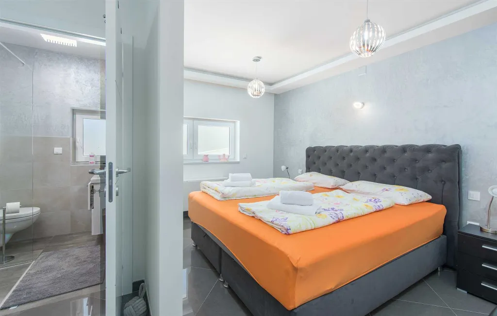 6-Bedroom Villa with Private Pool in Pula
