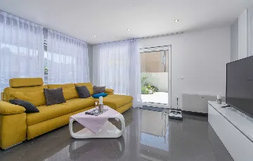 6-Bedroom Villa with Private Pool in Pula