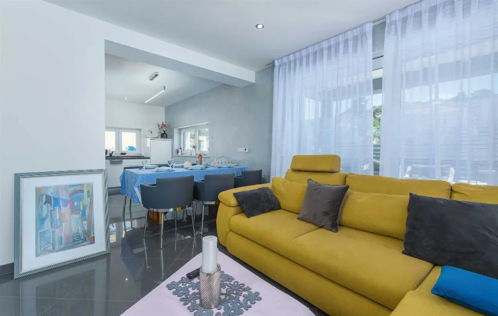 6-Bedroom Villa with Private Pool in Pula