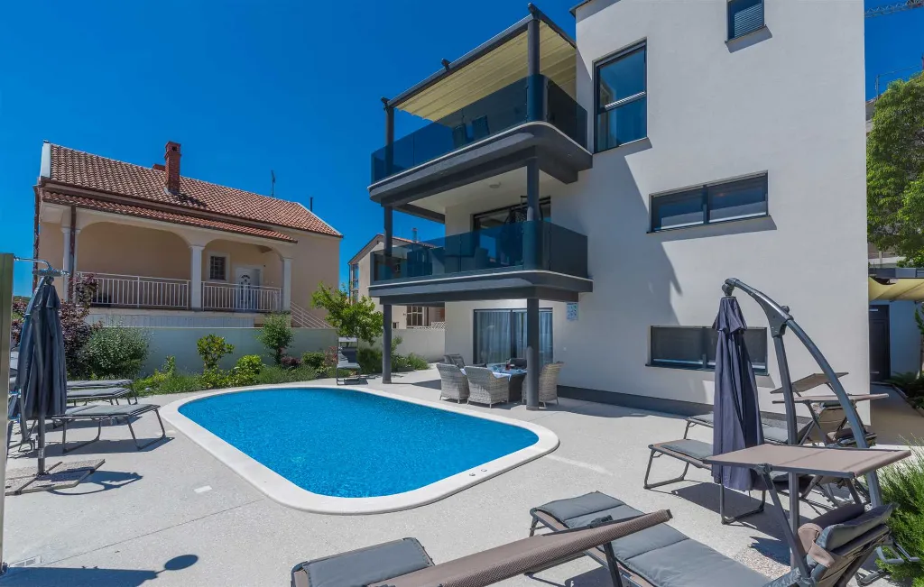 6-Bedroom Villa with Private Pool in Pula