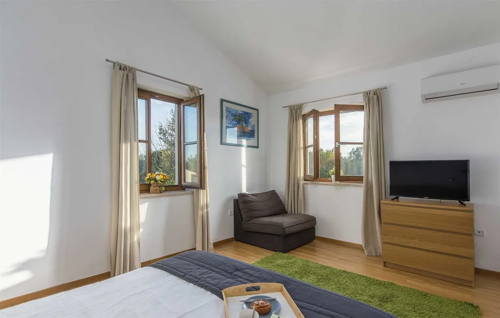 4-Bedroom Villa with Private Pool in Rojnići