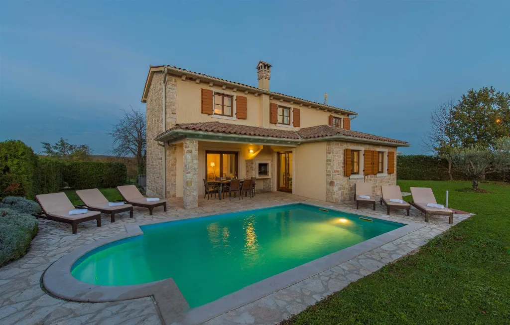 4-Bedroom Villa with Private Pool in Rojnići