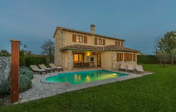 4-Bedroom Villa with Private Pool in Rojnići