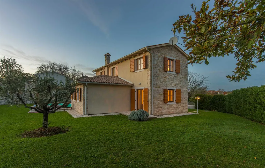 4-Bedroom Villa with Private Pool in Rojnići