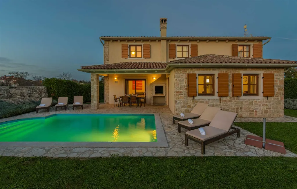 4-Bedroom Villa with Private Pool in Rojnići