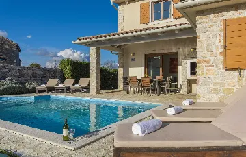 4-Bedroom Villa with Private Pool in Rojnići