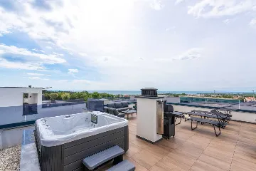 Apartment with Rooftop Terrace and Sea Views in Poreč