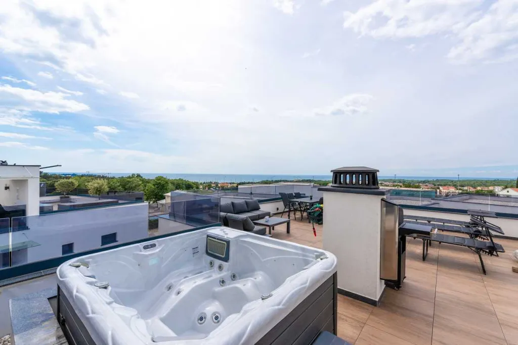 Apartment with Rooftop Terrace and Sea Views in Poreč