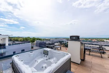 Apartment with Rooftop Terrace and Sea Views in Poreč