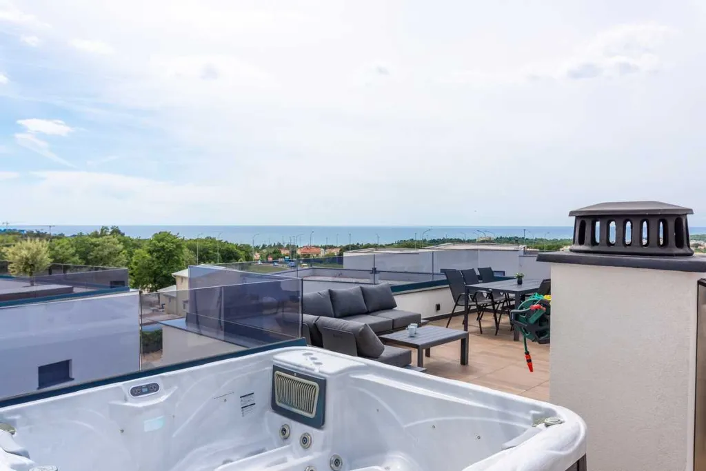 Apartment with Rooftop Terrace and Sea Views in Poreč