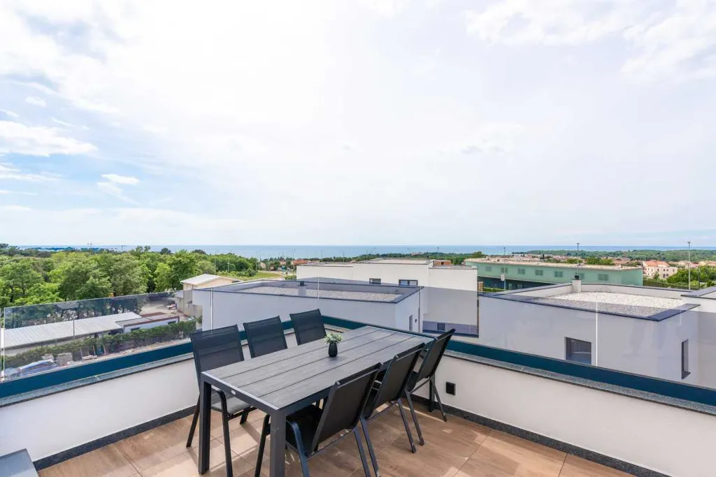 Apartment with Rooftop Terrace and Sea Views in Poreč