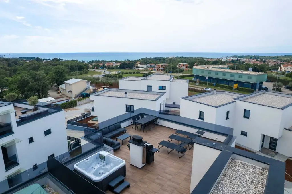 Apartment with Rooftop Terrace and Sea Views in Poreč