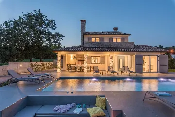 4-Bedroom Villa with Heated Pool in Mali Golji