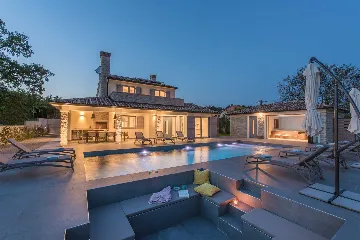 4-Bedroom Villa with Heated Pool in Mali Golji