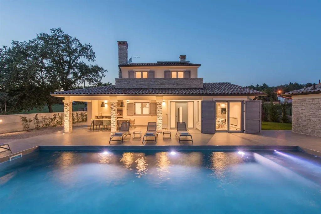 4-Bedroom Villa with Heated Pool in Mali Golji