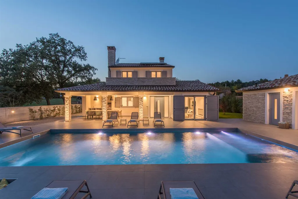 4-Bedroom Villa with Heated Pool in Mali Golji